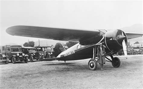 Cómo Amelia Earhart se convirtió en la primera mujer en volar sola por América del Norte