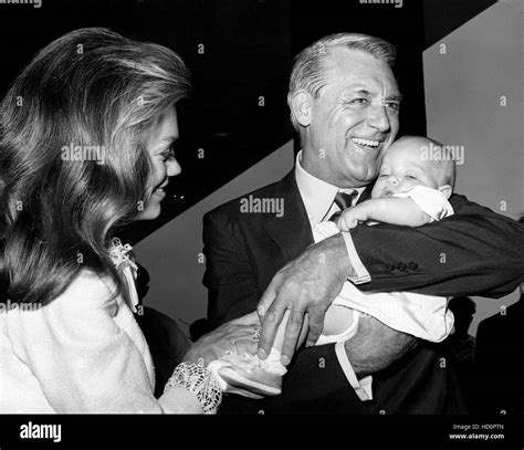 DYAN CANNON, CARY GRANT, and new born daughter JENNIFER GRANT, 1965 Stock Photo - Alamy