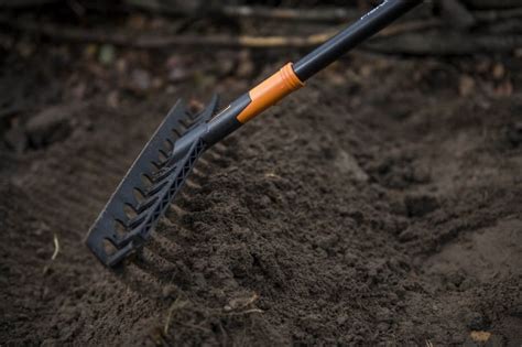 Solid universal garden rake, Fiskars - Rakes and lawn care tools