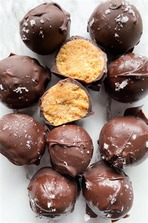 Healthy Peanut Butter Balls with Chocolate - No Bake Recipe - hellofrozenbananas.com