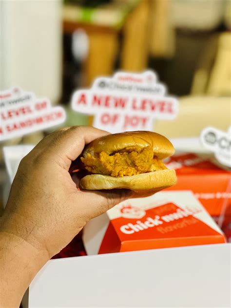 The Jollibee Chick’nwich is going to be your new favorite chicken sandwich - Out of Town Blog