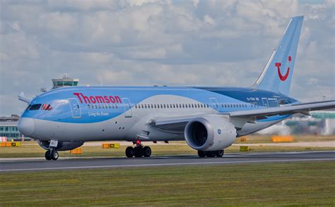 File:Thomson Airways, Boeing 787-8 Dreamliner, G-TUIA (18570987296).jpg ...