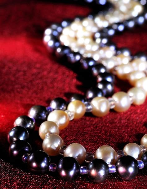 Premium Photo | Pearl necklace