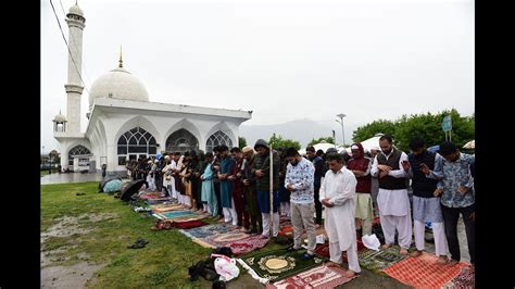 People throng mosques, shrines in Kashmir amid rain to celebrate Eid ...