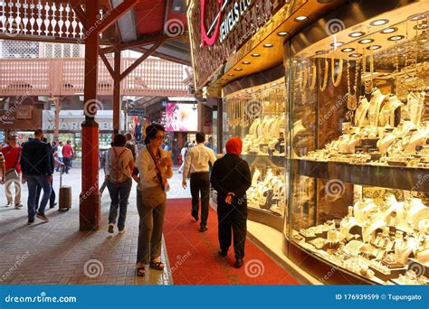 Gold Souk, Dubai editorial stock image. Image of crowded - 176939599