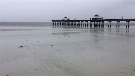 Hurricane Irma: Fort Myers Beach holdouts powering through winds