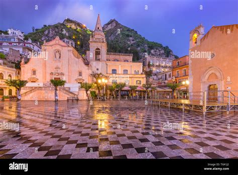 Piazza IX Aprile in Taormina, Sizilien, Italien Stockfotografie - Alamy