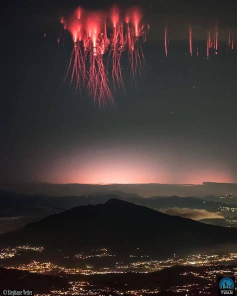 Recent Image of Red sprite taken in Italy, July 4, 2021 🇮🇹 Red sprite ...