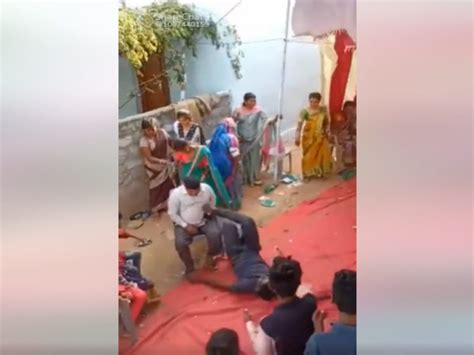 Man Amazing Nagin Dance Video Goes Viral, VIDEO: नागिन डांस करते-करते ऐसा बेकाबू हुआ शख्स, जमीन ...