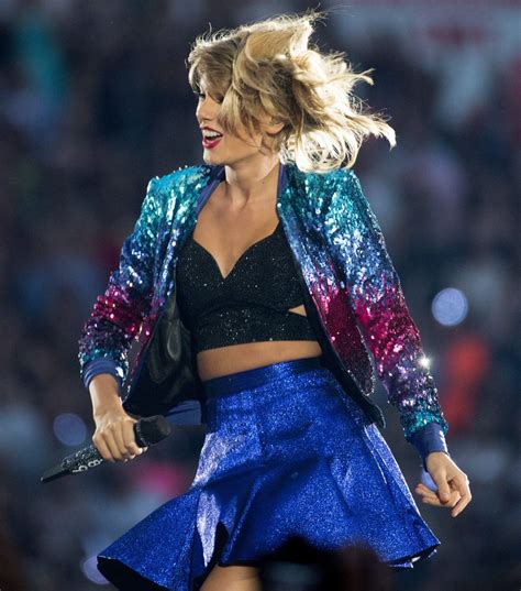 TAYLOR SWIFT Performs at 1989 World Tour Concert in Vancouver – HawtCelebs