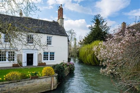 WITNEY, OXFORDSHIRE/UK - 23 MARS : Cottage Pittoresque Près De T Image ...