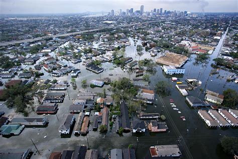 Hurricane Katrina: Powerful Photos of the Storm that Devastated New ...