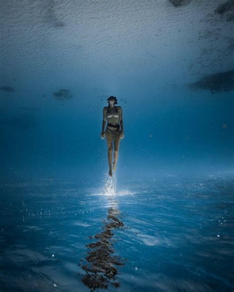 Foto submersa incrível com mergulhadores em Oahu Havaí de John Kowitz | Underwater photography ...