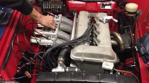 Alfa Romeo 2 Liter Gtam testa stretta engine - YouTube