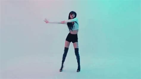 15 HOTTEST Moments From BLACKPINK Lisa's New Dance Video - Koreaboo