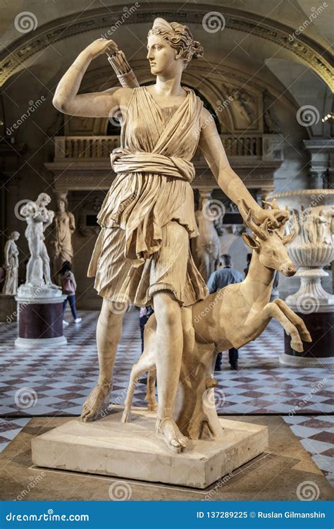 Parigi, Francia, Il 28 Marzo 2017: Statua Di Artemis in Louvre, Parigi ...