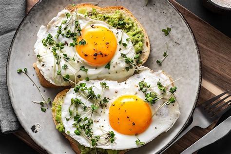 Lemon Fried Eggs Recipe With Olive Oil, Thyme & Avocado Is a Breakfast ...