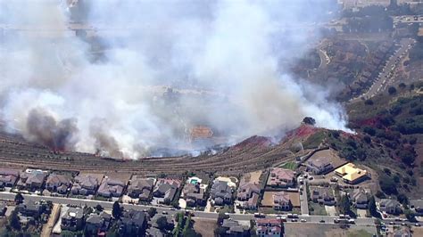 Firefighters put out fire that threatened homes in Oakland Hills - ABC7 San Francisco