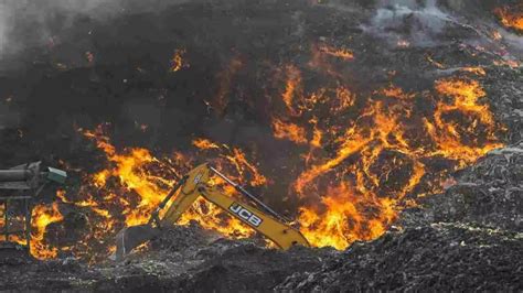 delhi garbage Mountain burning Ghazipur Landfill Fire people suffer by ...