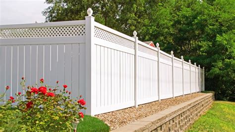 How Much Does a Vinyl Fence Cost? [2024 Data] | Angi