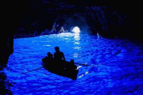 Swim in the Blue Grotto in Capri | 世界の不思議, 絶景, 世界の絶景