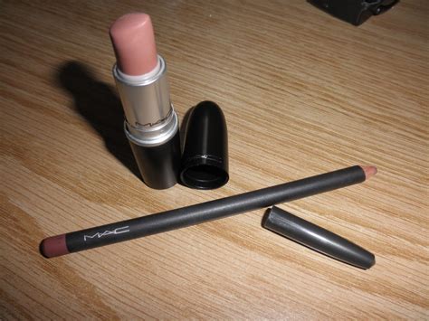 Make Me Pretty 101: Review: MAC lip stick in Honeylove