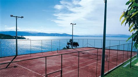 25 Gorgeous Oceanfront Tennis Courts