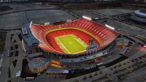 Kansas City Chiefs owner Hunt is concentrating on finding a stadium ...