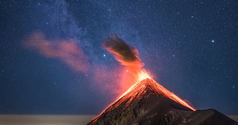 How I Photographed an Erupting Volcano in Front of the Milky Way ...