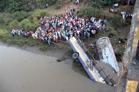 37 dead in India after bus plunges into river | Inquirer News