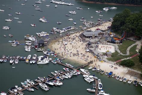 Lake Lanier Islands - Carefree Boat Club