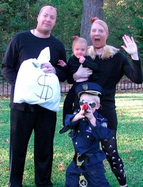 Sweet Family Halloween Costumes That are Corny but Cute (32 pics) - Izismile.com