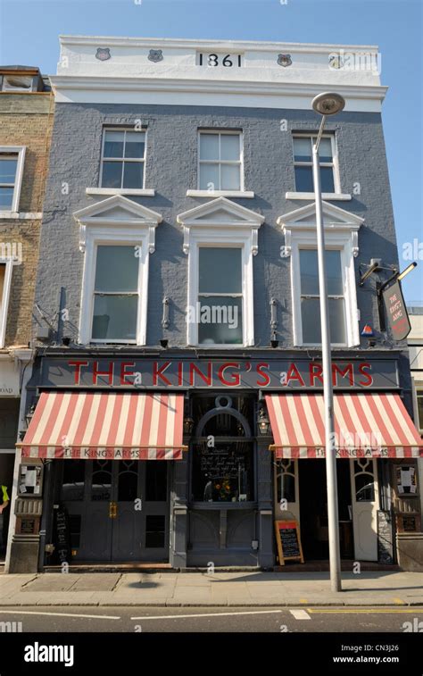 The King’s Arms pub in Fulham Road, Chelsea, London, UK Stock Photo - Alamy