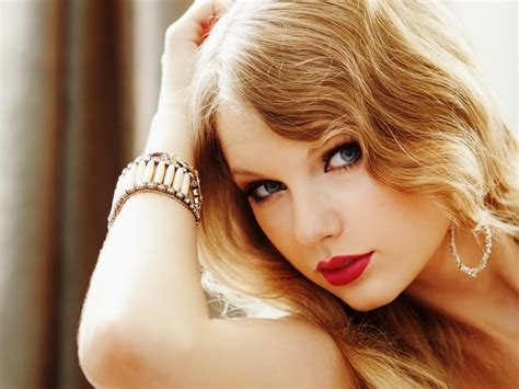 taylor-swift-hot-red-lipstick! - Taylor Swift Wallpaper (31650397) - Fanpop