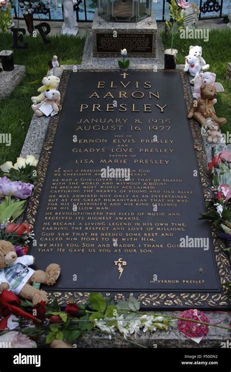 Elvis presley funeral hi-res stock photography and images - Alamy