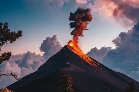 O vulcão da Guatemala, "Vólcan de Fuego" ou "Vulcão de Fogo", está continuamente ativo há ...