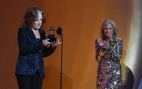 Bonnie Raitt Looked Stunned After She Won Song Of The Year Grammy