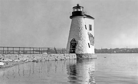 Palmer Island Lighthouse, Massachusetts at Lighthousefriends.com