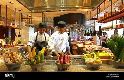 Colombo, Sri Lanka. 16th Nov, 2017.Sri Lankan chefs prepare food at ...