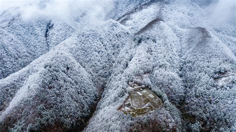 Central China's Daba Mountains get a snowy look - CGTN