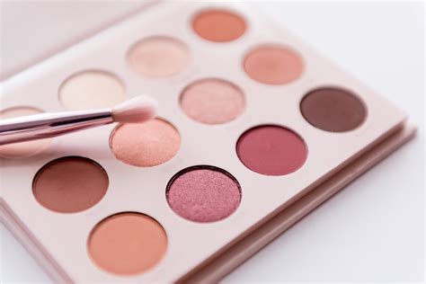 Huda Beauty's Nude Eyeshadow Palette for a Breathtaking Summer Look