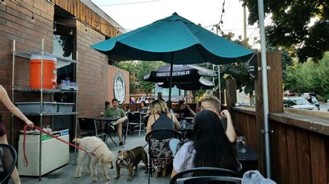 Dog Friendly Restaurants With Outdoor Seating Near Me : 34 Dog Friendly Patios Restaurants And ...