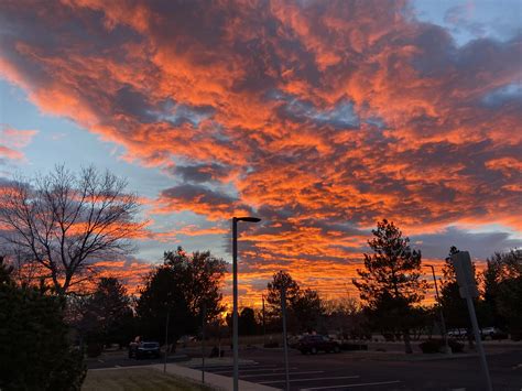 todays sunrise : r/boulder