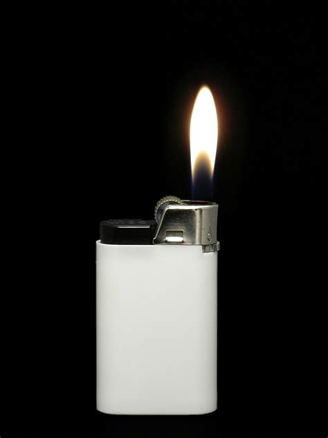 File:White lighter with flame.JPG - 维基百科，自由的百科全书
