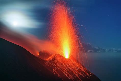 Eruption Of Stromboli Photograph by Martin Rietze/science Photo Library ...