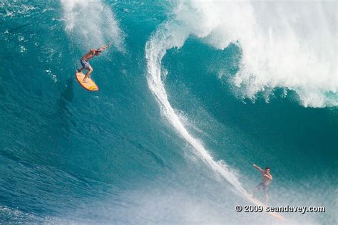 Surfing a huge swell at Waimea Bay, on the north shore of Oahu, Hawaii. | Waimea bay, Waimea ...