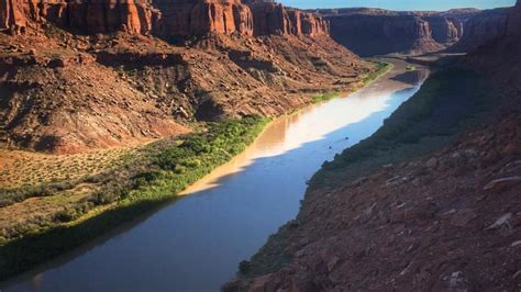 Woman drowns in slot canyon during flash flood on Utah-Arizona border