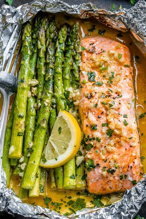 Salmón al horno en paquetes de papel de aluminio con espárragos y salsa de mantequilla de ajo ...