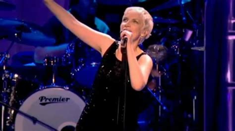 Annie Lennox Sweet Dreams Live (The Peace One Day Concert 2007) - YouTube