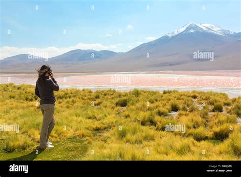 Chica habla por teléfono a la orilla de la Laguna Colorada, Bolivia Fotografía de stock - Alamy